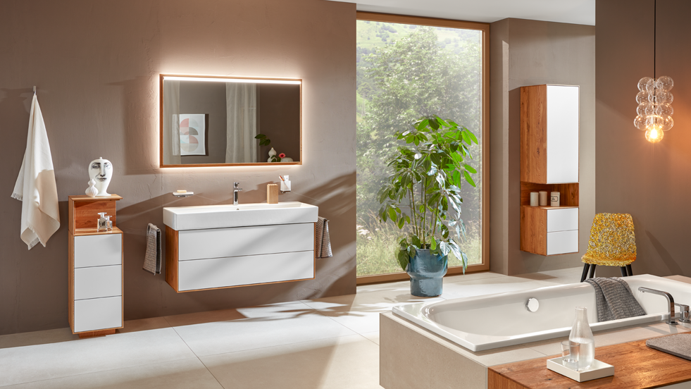 Badezimmer mit Holzmöbeln.