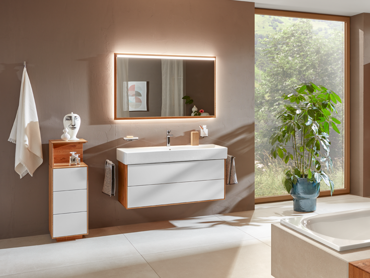 Badezimmer mit Holzmöbeln.