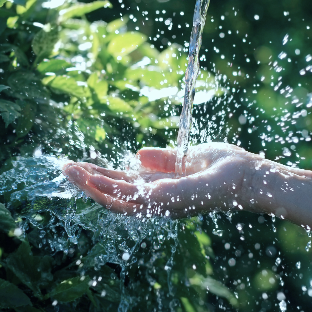 Hand mit fließendem Wasser