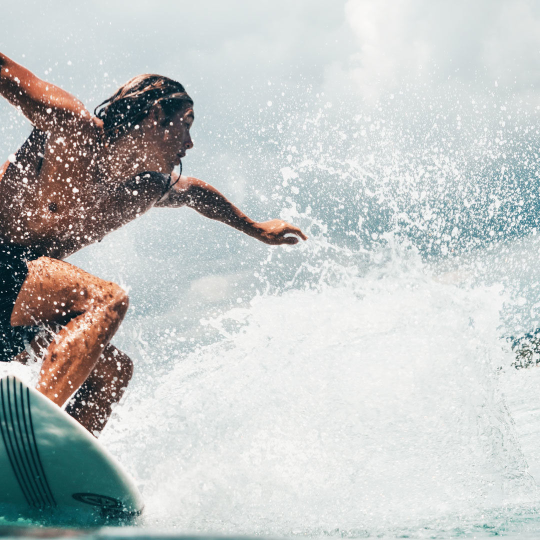Aktiver Surfer auf einer Welle
