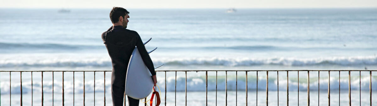 Surfer schaut aufs Meer hinaus